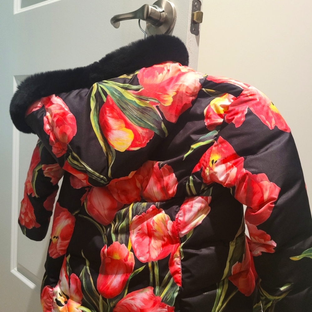 DOLCE AND GABBANA 2 or 3 years old girl coat Like New authentic.no Tag